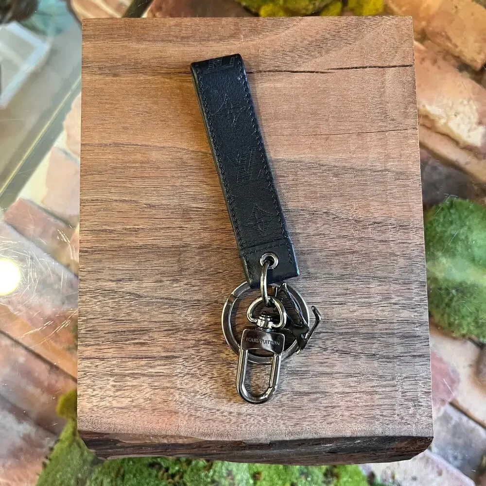 LOUIS VUITTON LV Shadow Dragonne Black Leather Key Holder